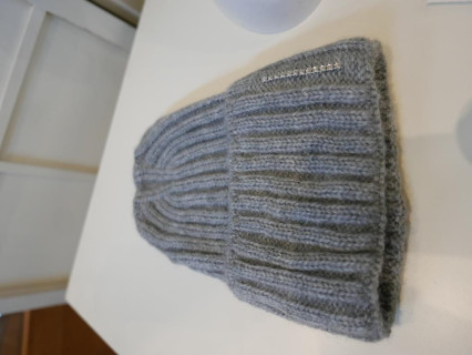 Szara czapka z akrylowej wełny