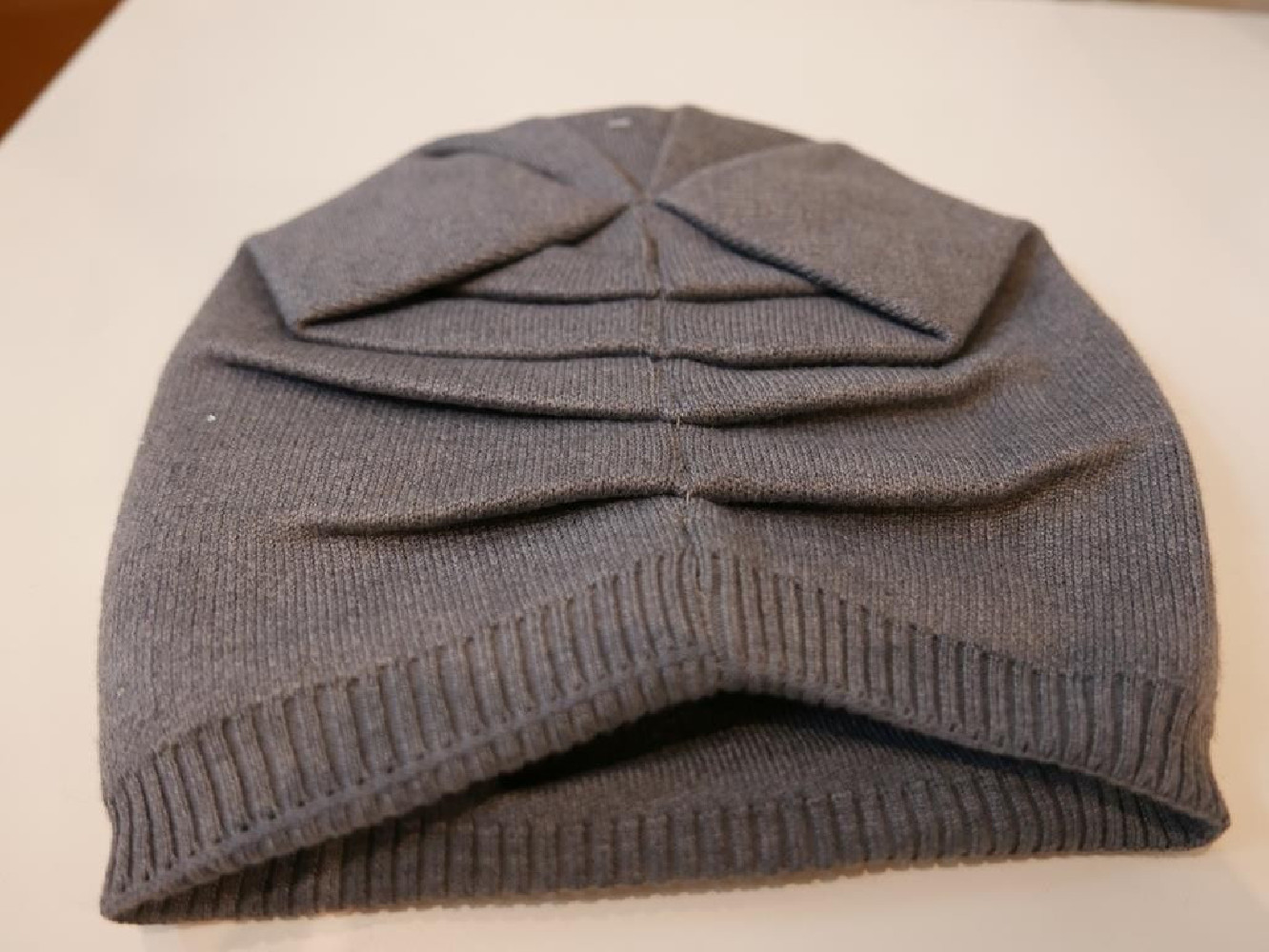 Szara czapka z cyrkoniami akryl