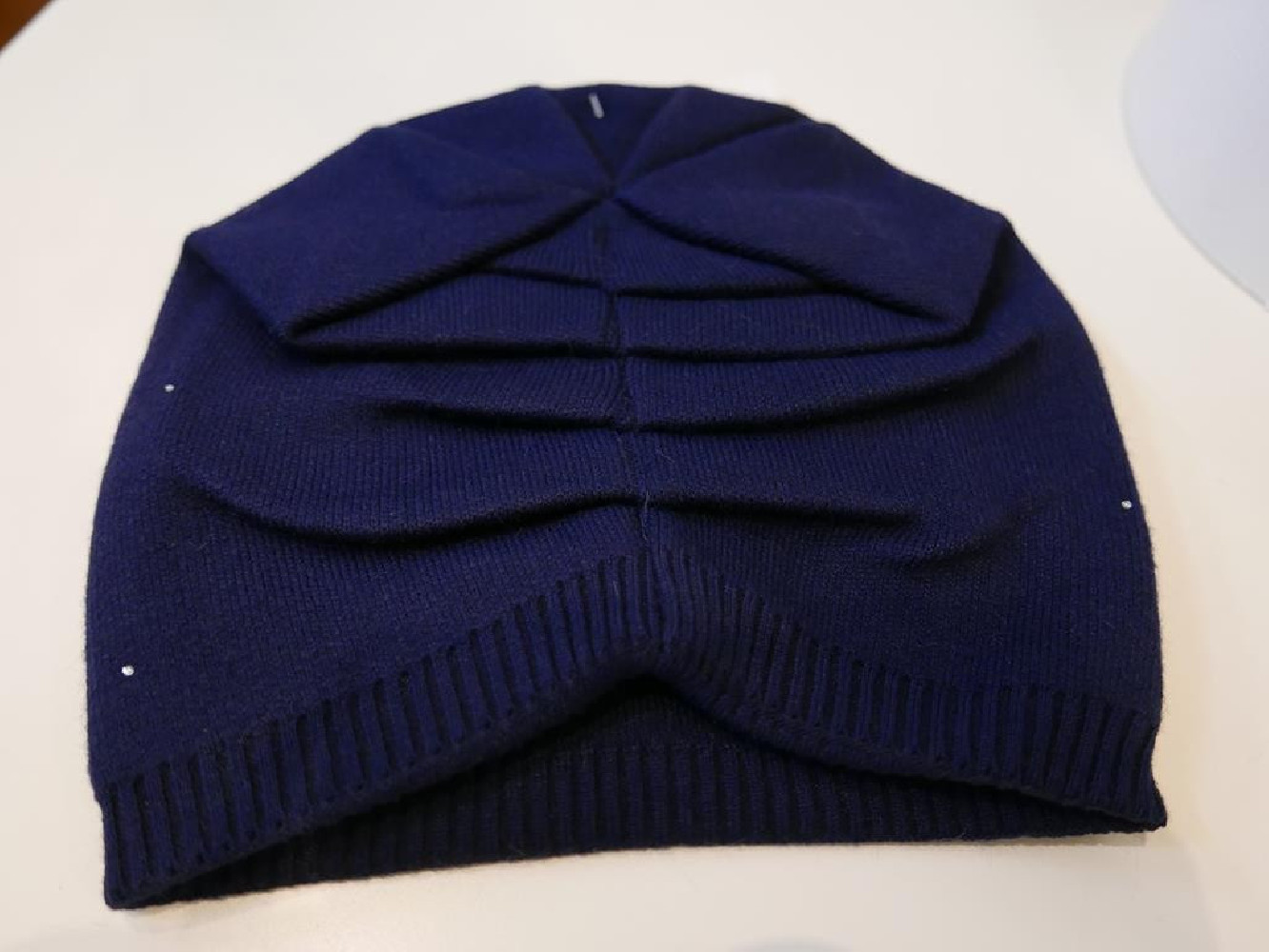 Granatowa czapka z cyrkoniami akryl