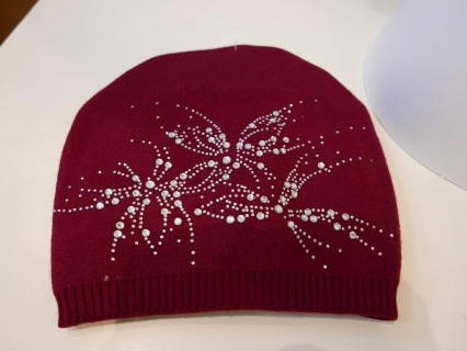 Wiśniowa czapka z cyrkoniami akryl