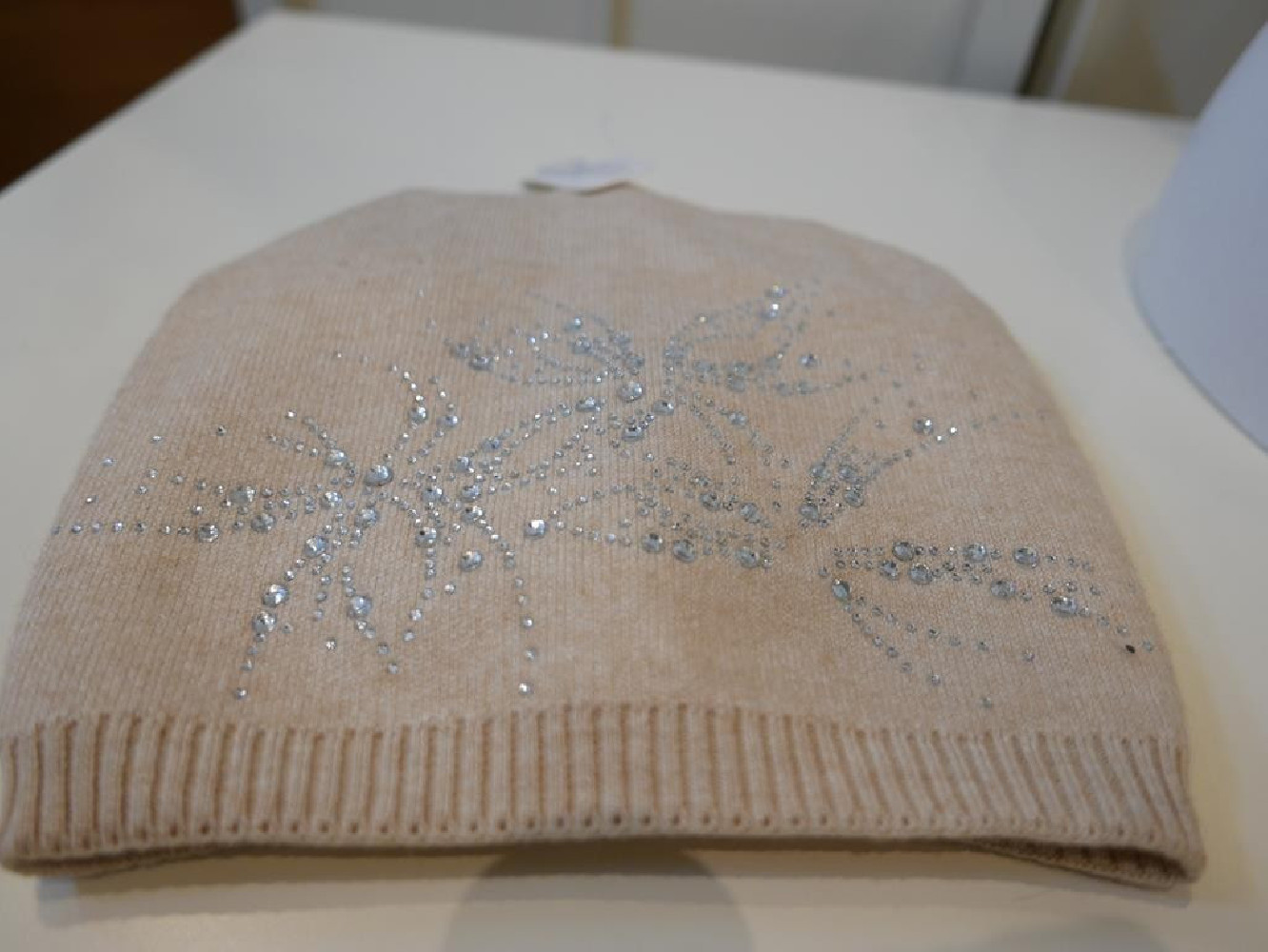 Jasny beż czapka z cyrkoniami akryl