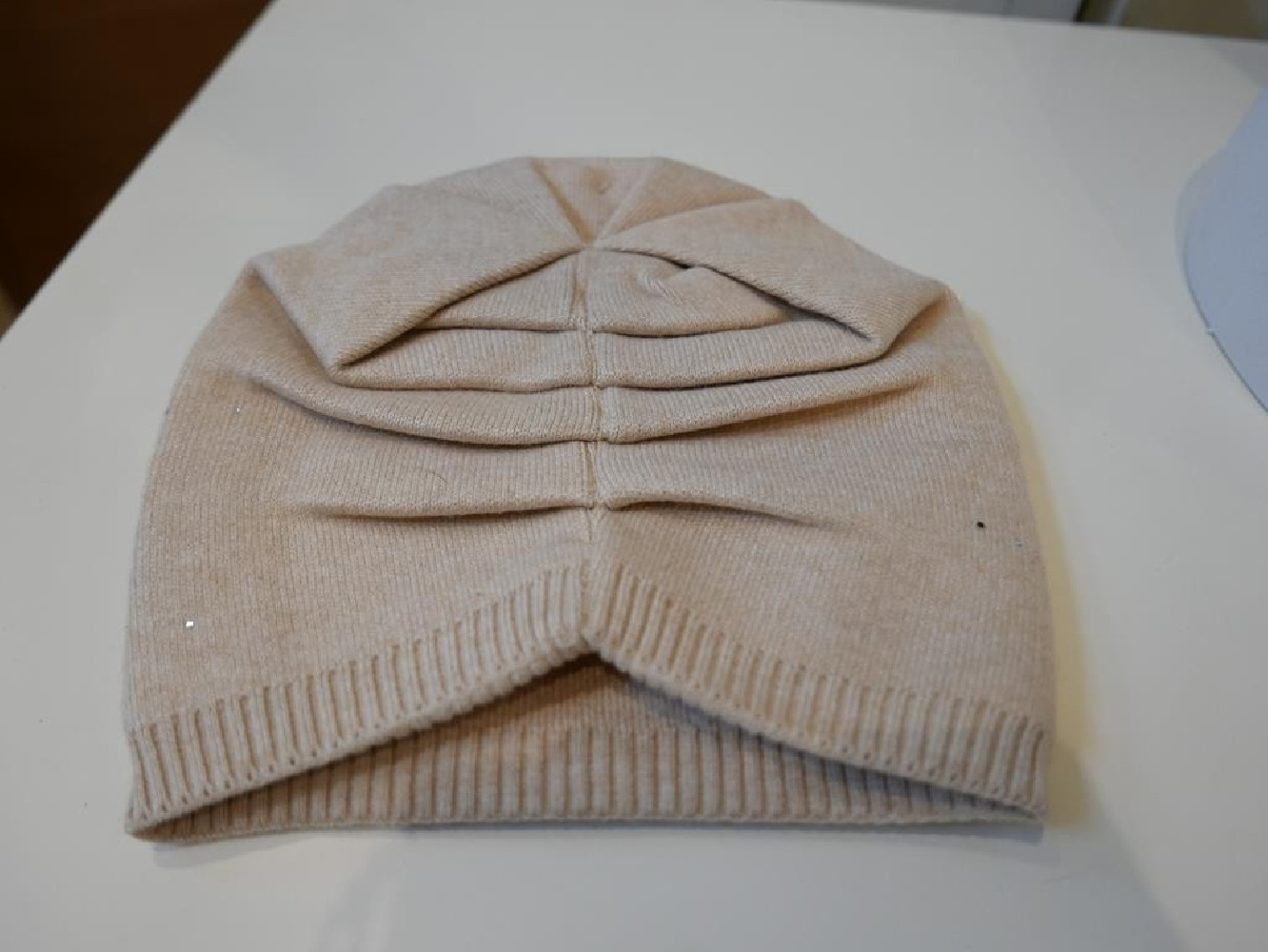 Jasny beż czapka z cyrkoniami akryl