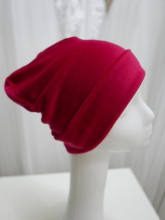 Czerwona welurowa czapka