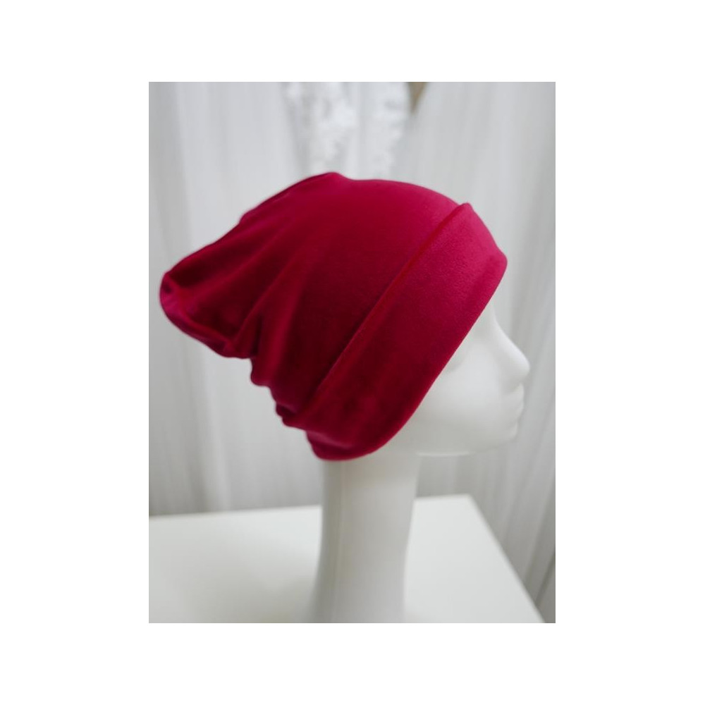 Czerwona welurowa czapka