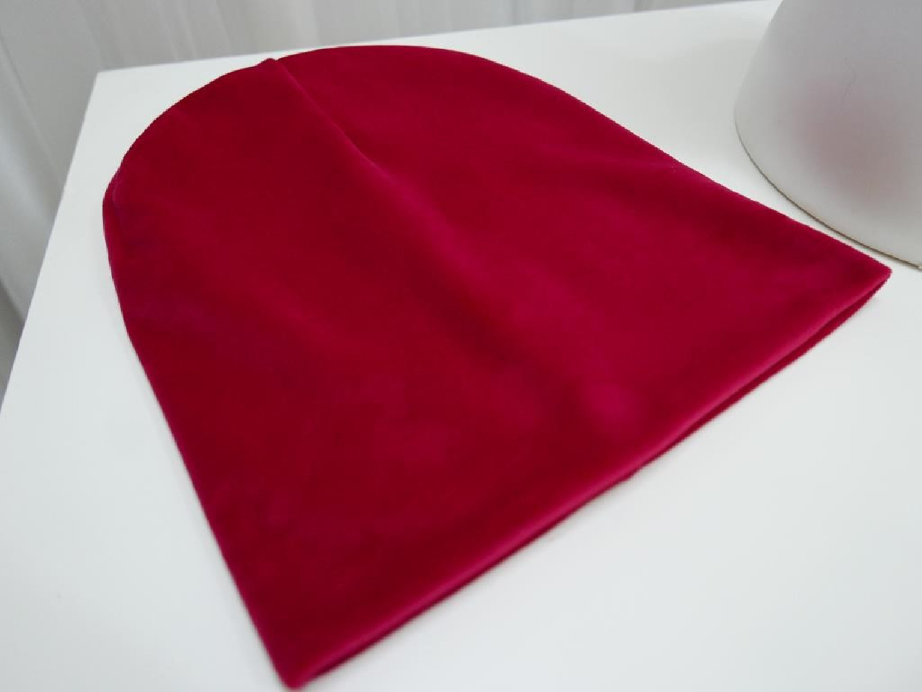 Czerwona welurowa czapka