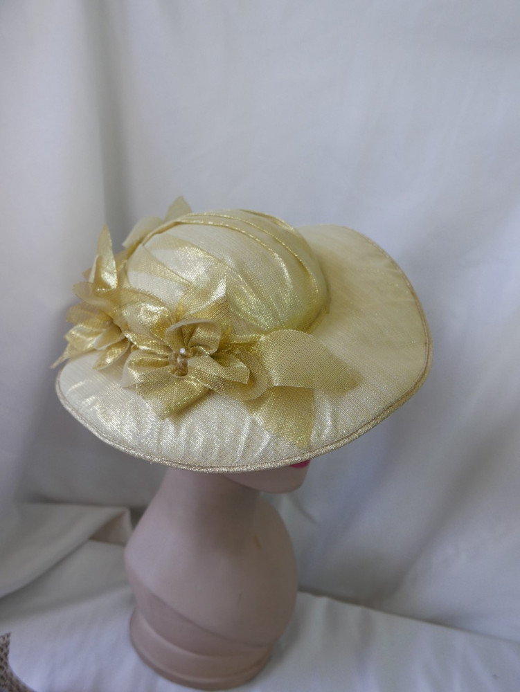 Złoty letni  wizytowy kapelusz