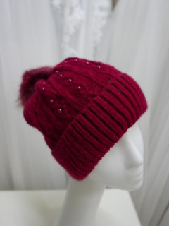 Wiśniowa czapka z pomponem sztuczne futro.