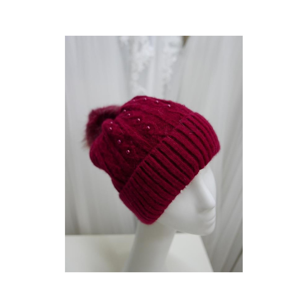 Wiśniowa czapka z pomponem sztuczne futro.