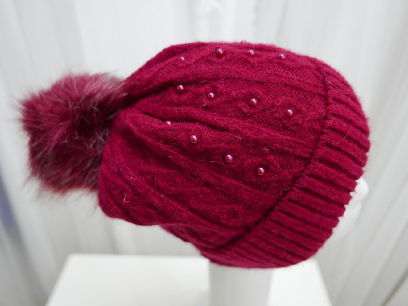 Wiśniowa czapka z pomponem sztuczne futro.