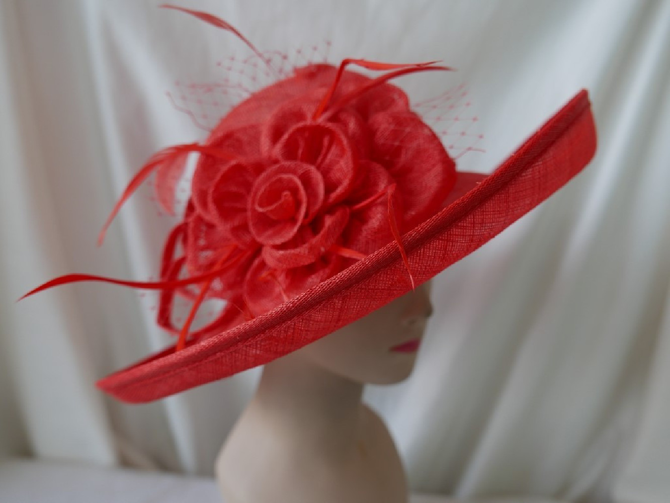 Rebeka czerwony kapelusz sinamay 53-56 cm