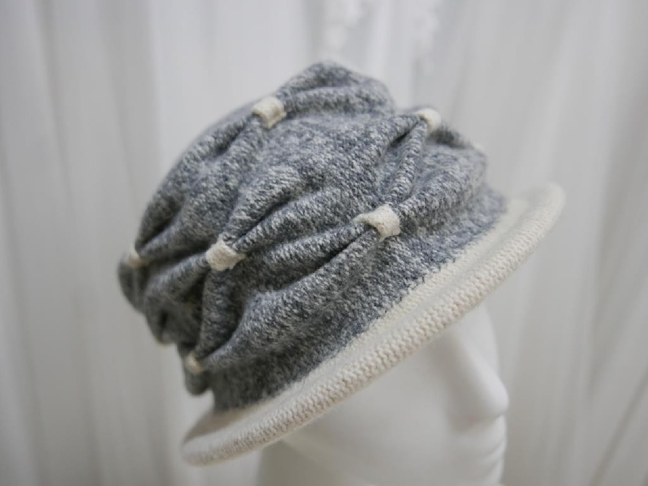 Szaro śmietankowy kapelusz dzianina wełniana 56-59 cm