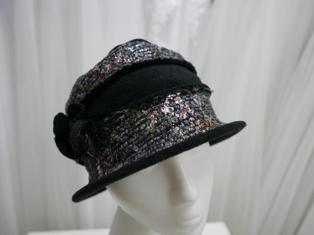 Czarny z błyskiem kapelusz  tkanina 55-57 cm