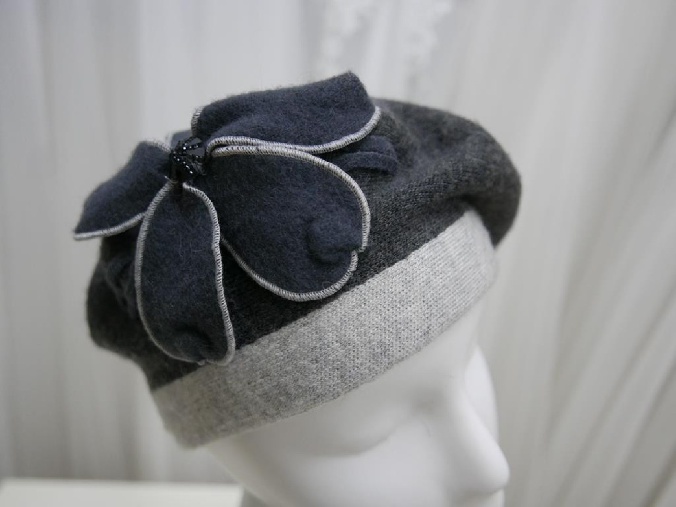 Szary beret na pasku angora