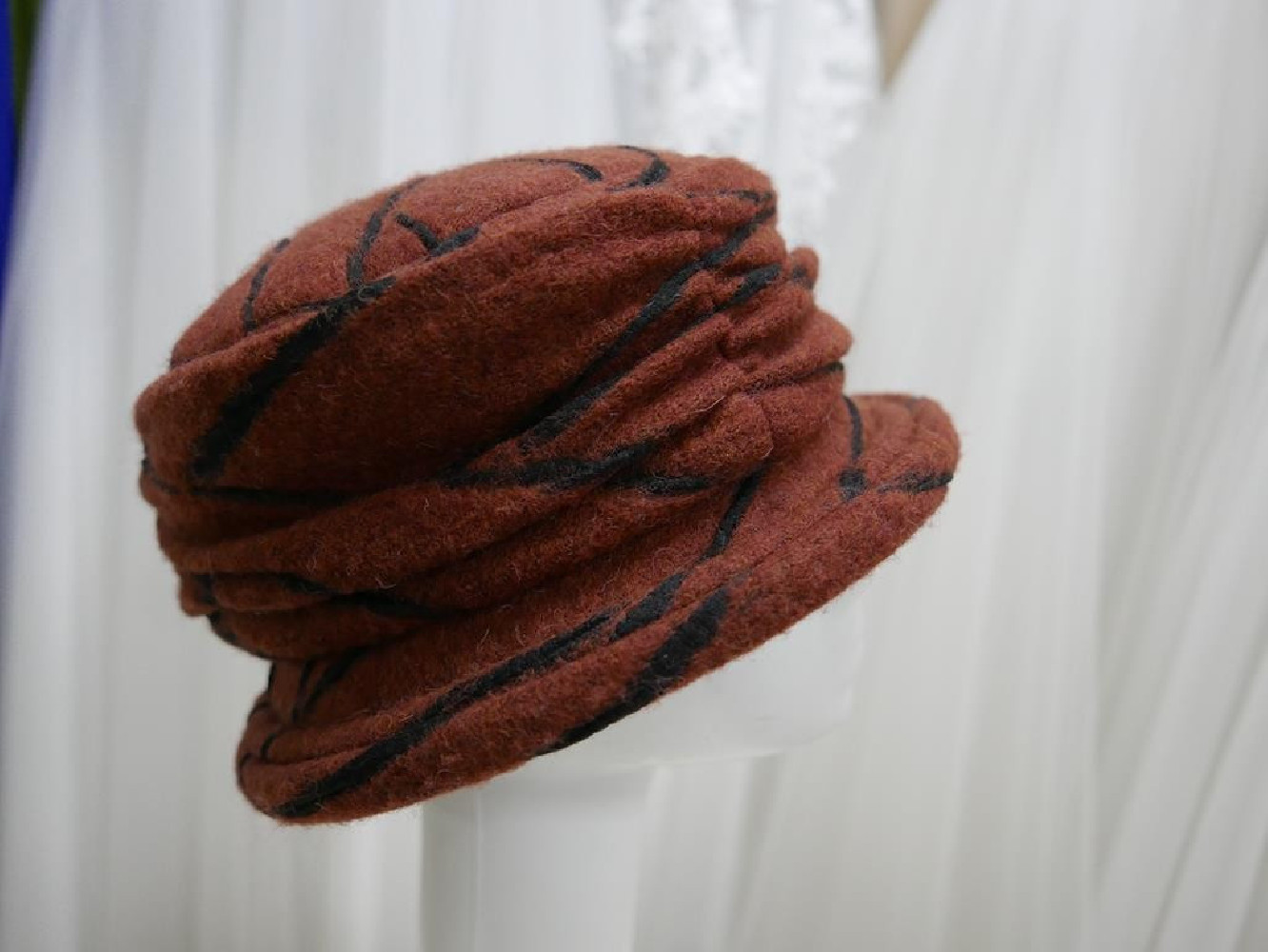 Rudy kapelusz  tkanina 56-57 cm