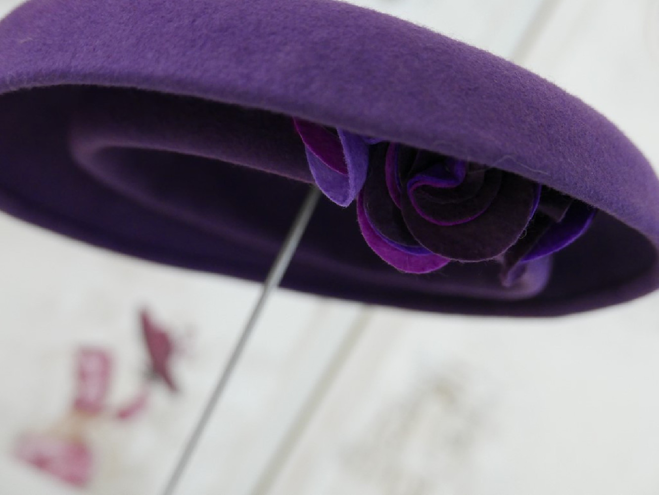 Cindy-fioletowy kapelusz toczek