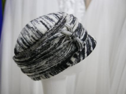 Szaro czarna czapka z daszkiem tkanina do 57 cm regulowany