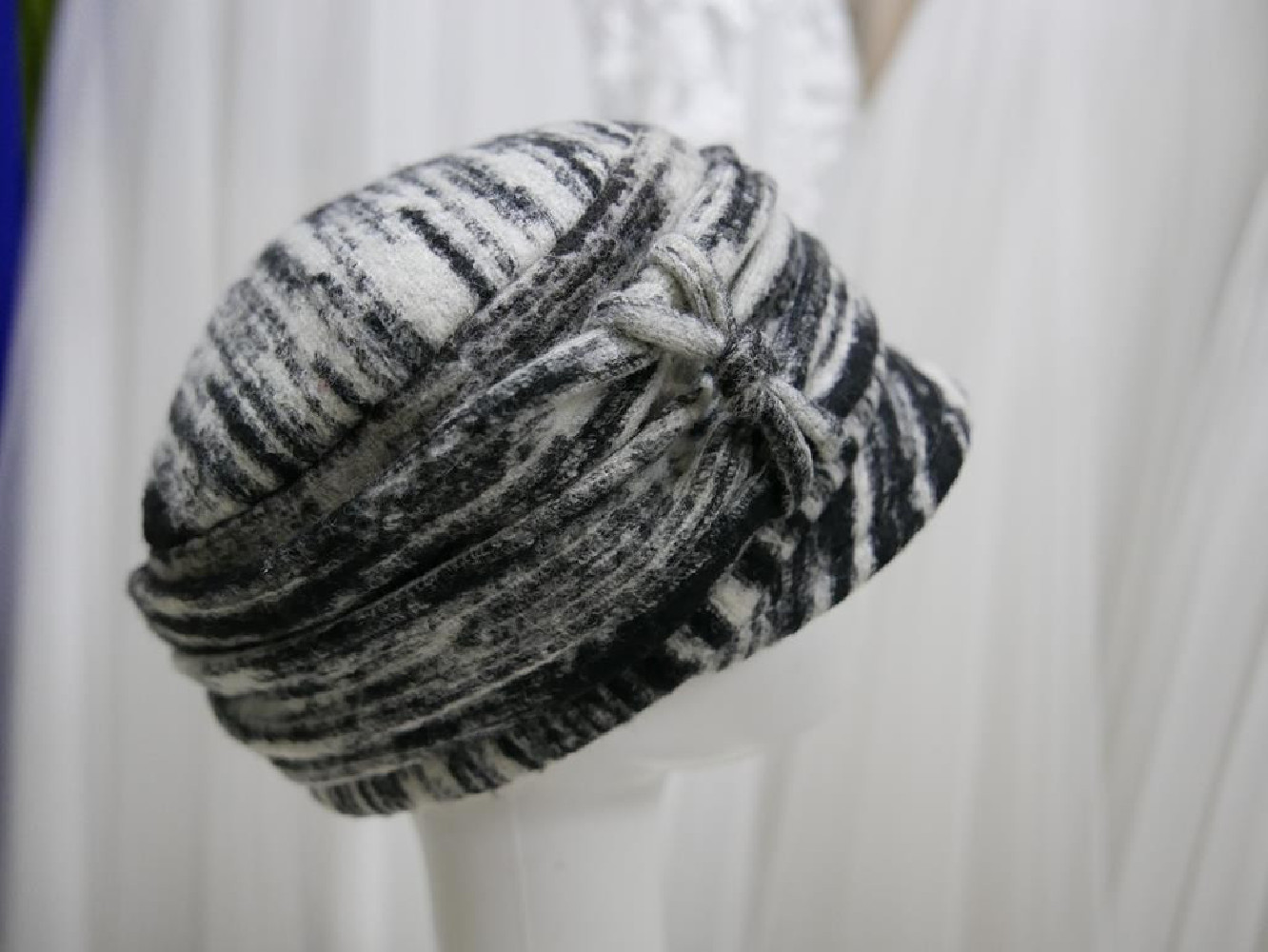 Szaro czarna czapka z daszkiem tkanina do 57 cm regulowany