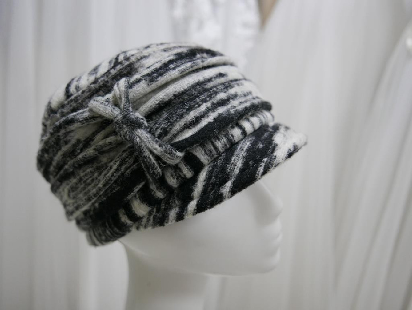 Szaro czarna czapka z daszkiem tkanina do 57 cm regulowany