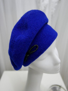 Szafirowy beret na pasku do 58 cm regulowany