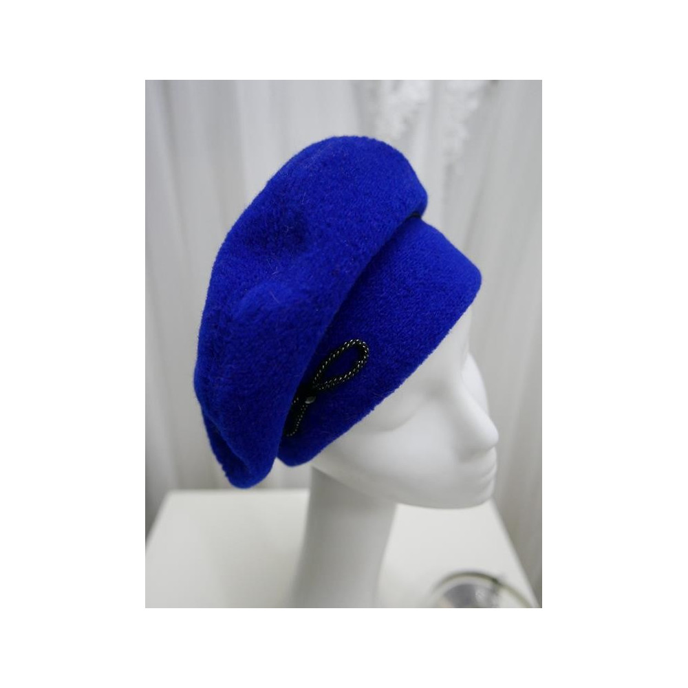 Szafirowy beret na pasku do 58 cm regulowany
