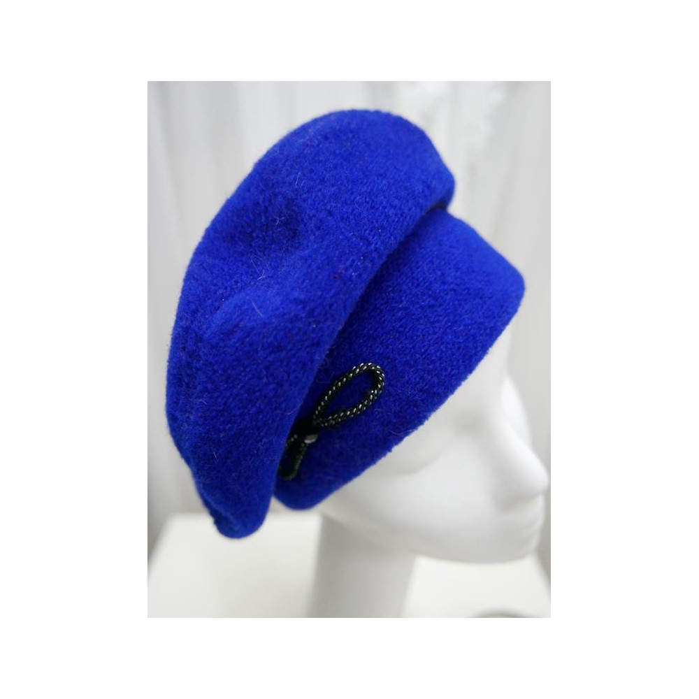 Szafirowy beret na pasku do 58 cm regulowany