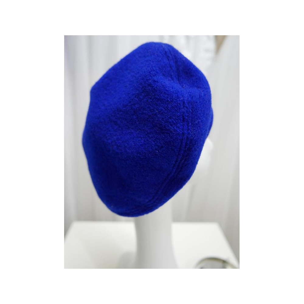 Szafirowy beret na pasku do 58 cm regulowany