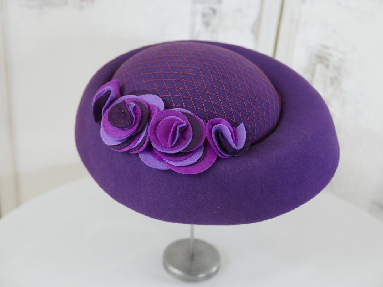 Cindy-fioletowy kapelusz toczek