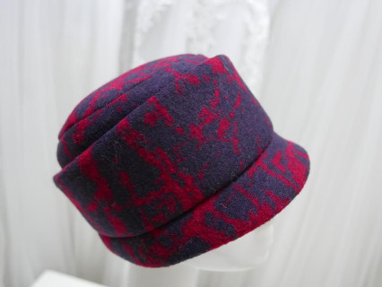 Granatowo czerwona czapka z daszkiem tkanina do 58 cm regulowany