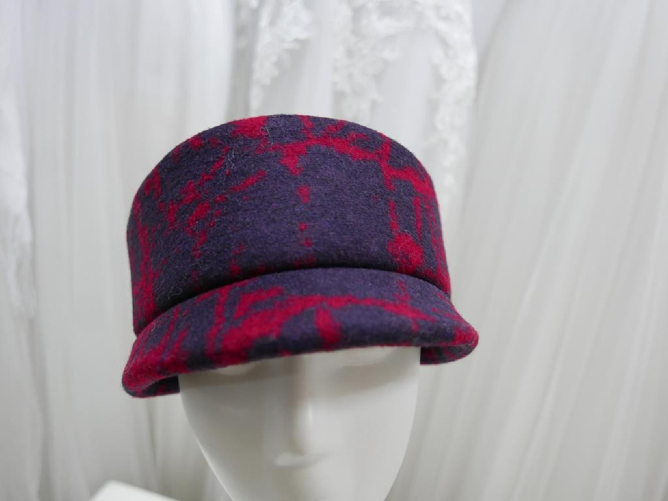 Granatowo czerwona czapka z daszkiem tkanina do 58 cm regulowany