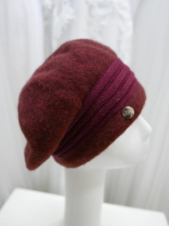 Bordowo rudy beret na pasku dzianina wełniana