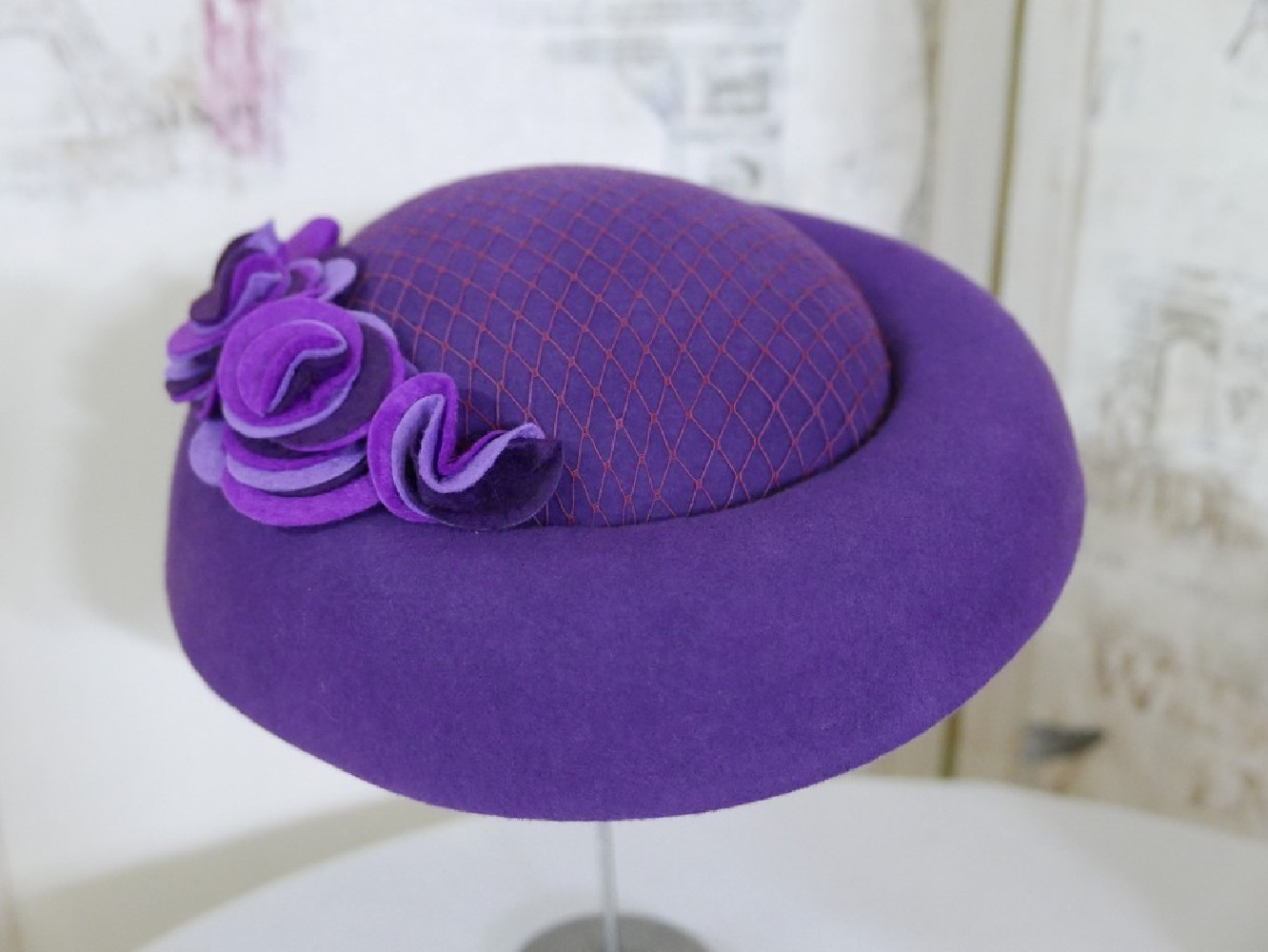 Cindy-fioletowy kapelusz toczek