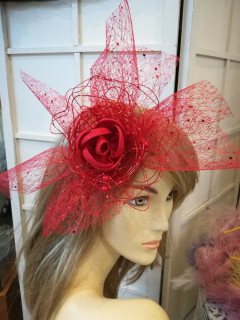 Czerwony efektowny fascynator na spince