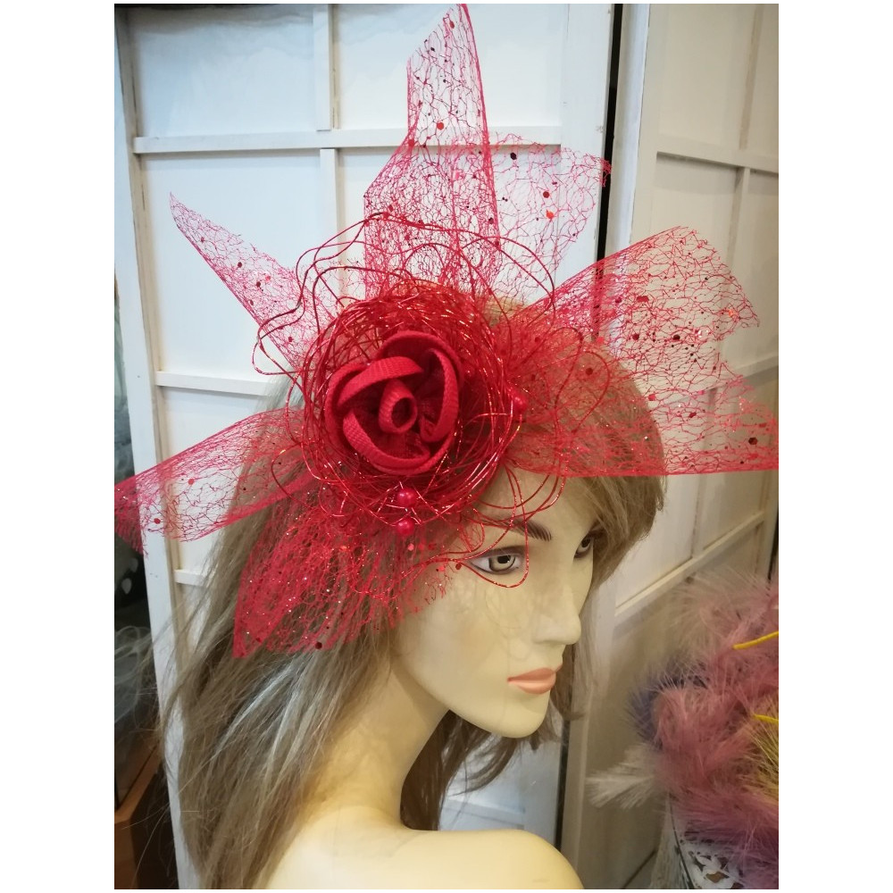 Czerwony efektowny fascynator na spince
