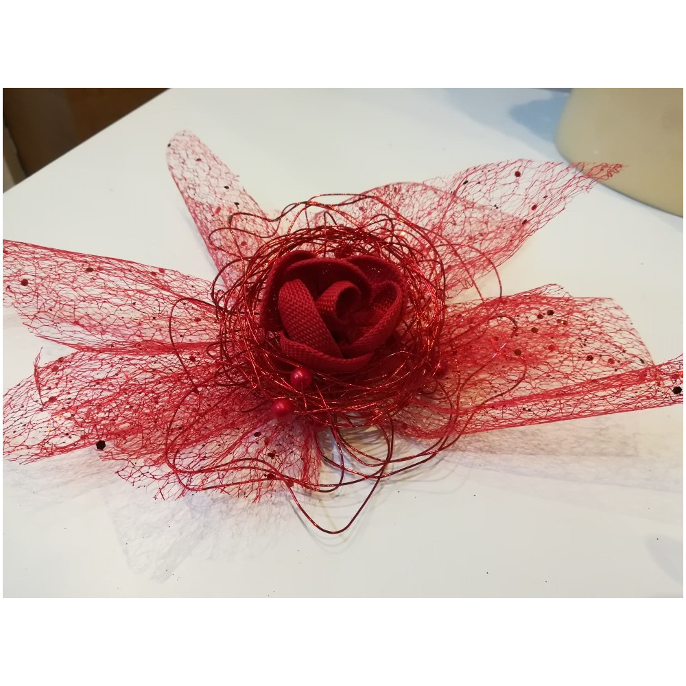 Czerwony efektowny fascynator na spince