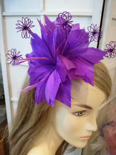 Fioletowe kwiaty z piór fascynator na przepasce