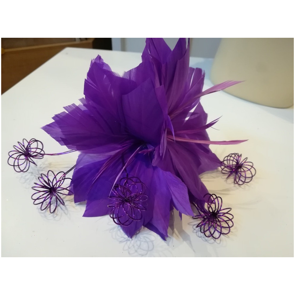 Fioletowe kwiaty z piór fascynator na przepasce