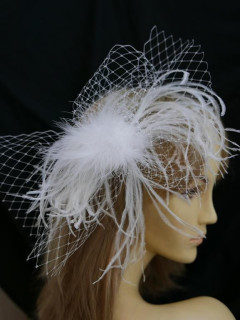 Śmietankowe pióra z woalką stroik do włosów , sukni, kapelusza