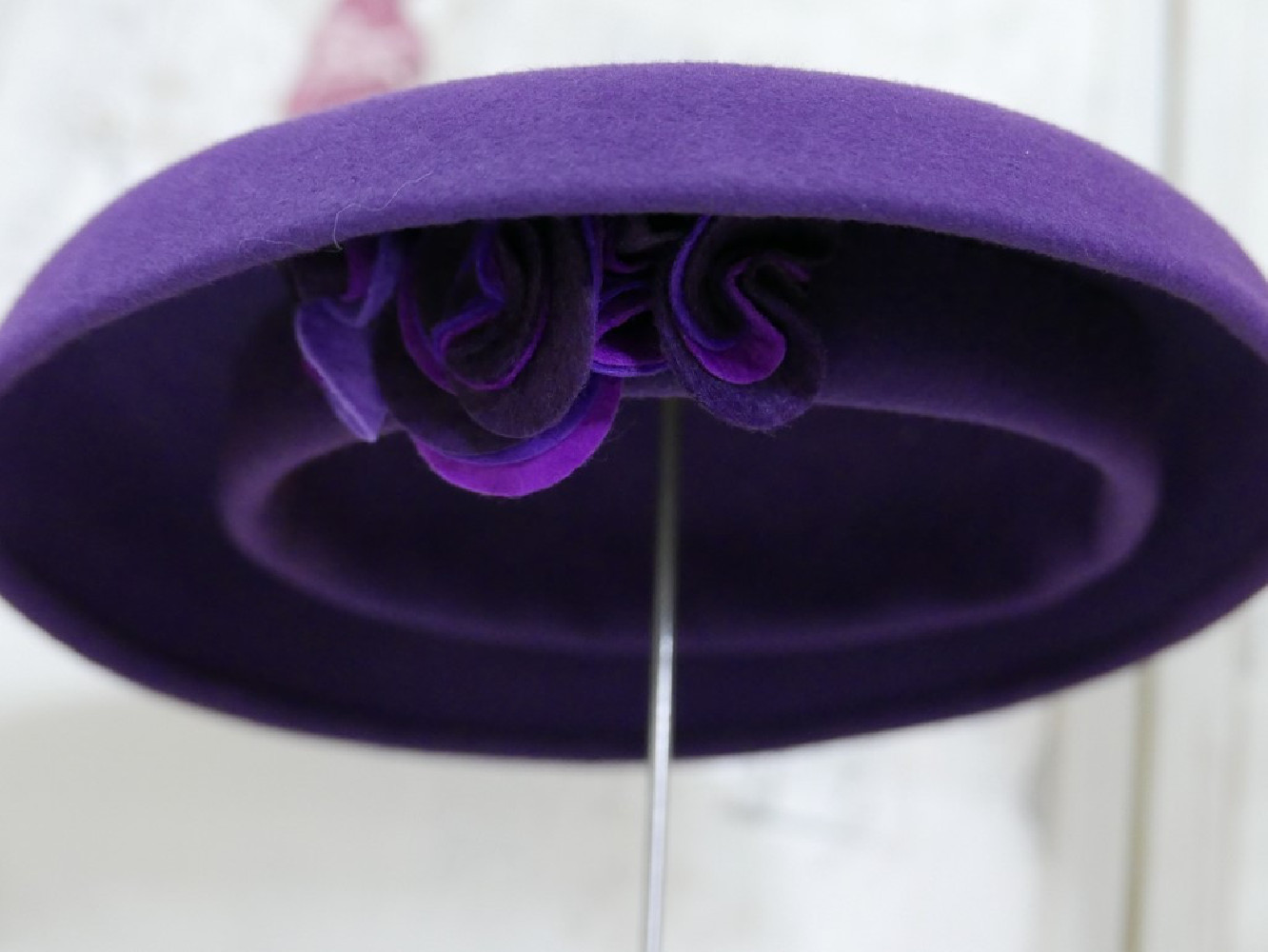 Cindy-fioletowy kapelusz toczek