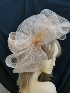 Brzoskwiniowo złoty efektowny fascynator