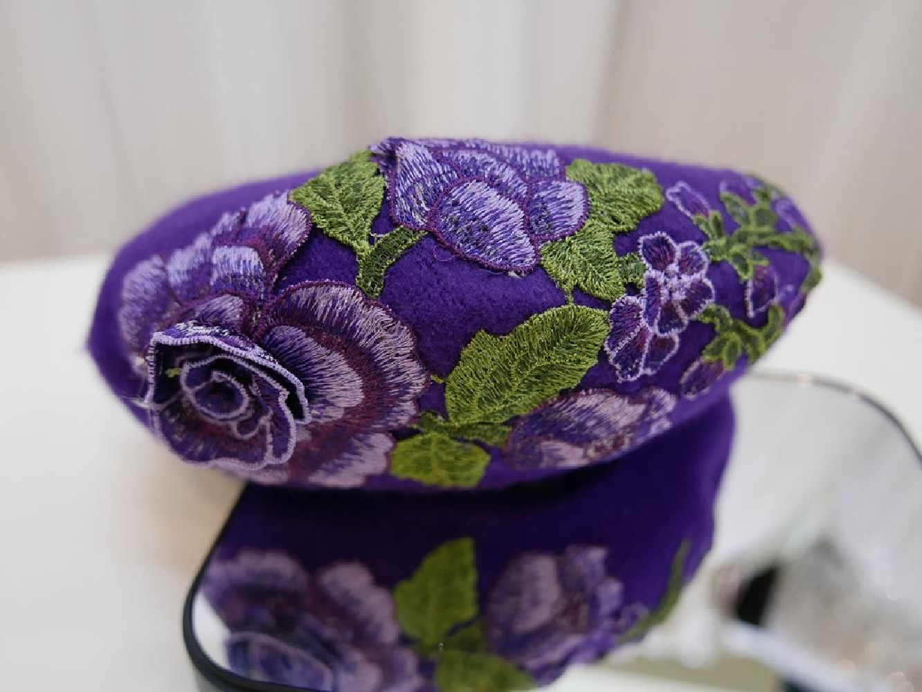 Fioletowy beret z  haftem folk