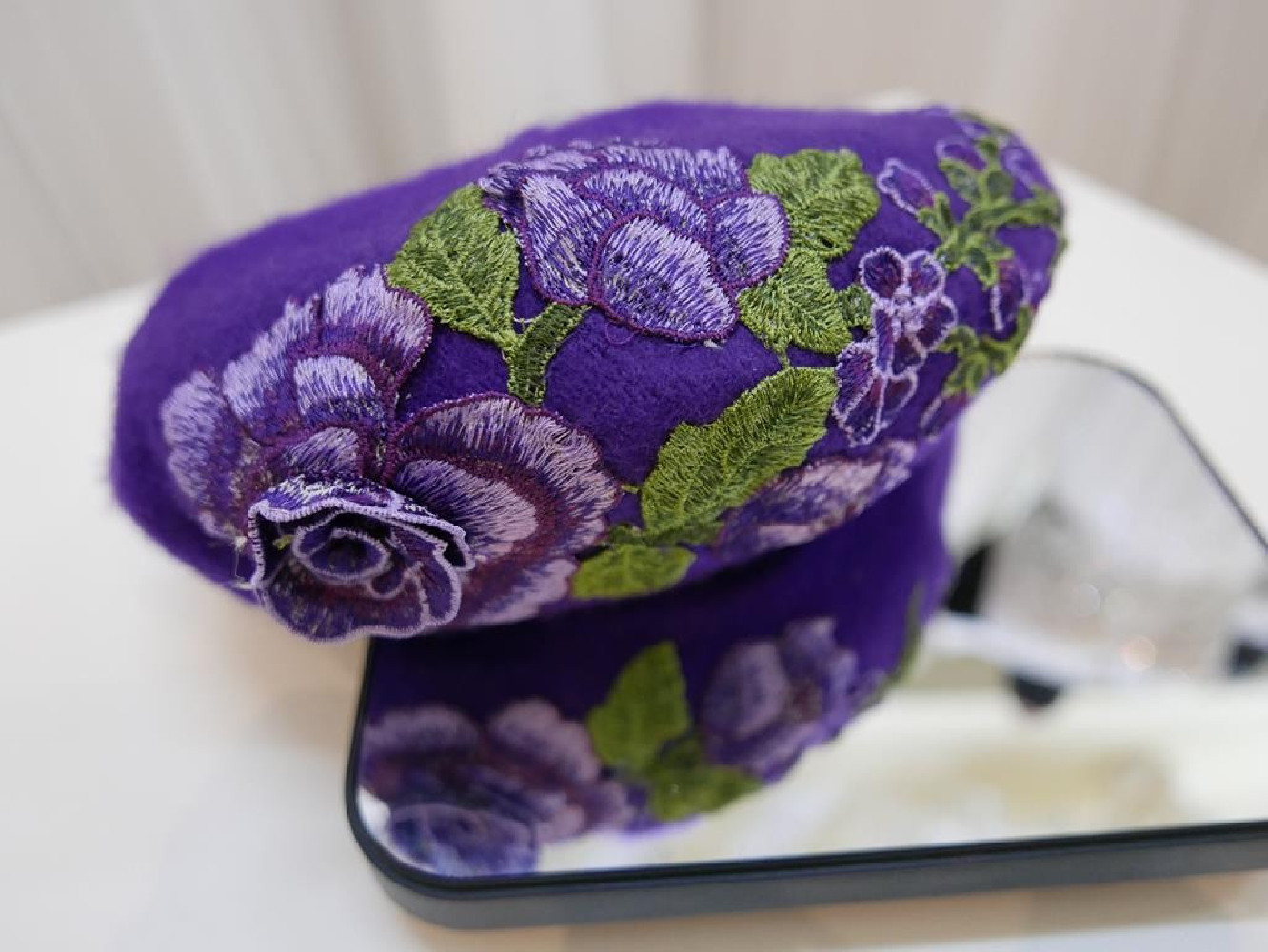 Fioletowy beret z  haftem folk