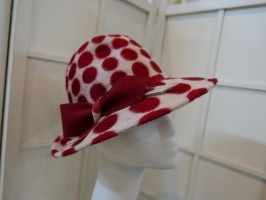 Merida kapelusz w czerwone kropki 54-57 cm