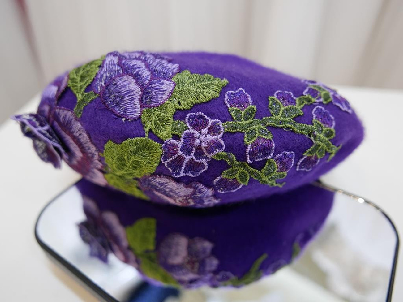 Fioletowy beret z  haftem folk