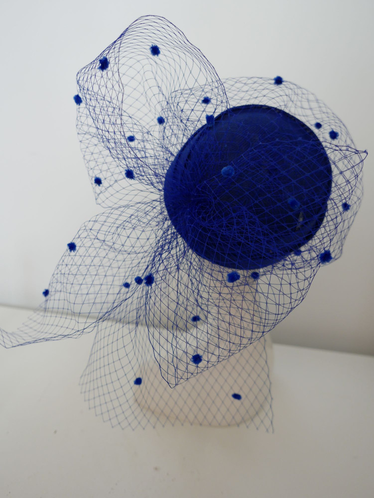 Letni toczek z woalką w kolorze royal blue | Zuwika Design