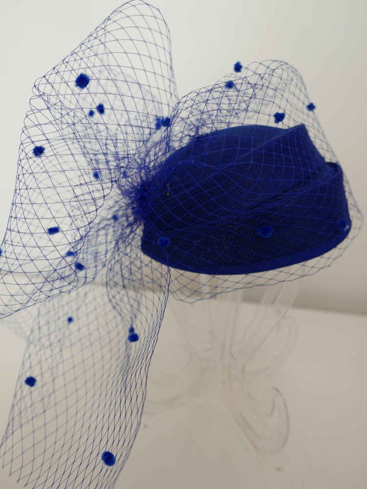 Letni toczek z woalką w kolorze royal blue | Zuwika Design