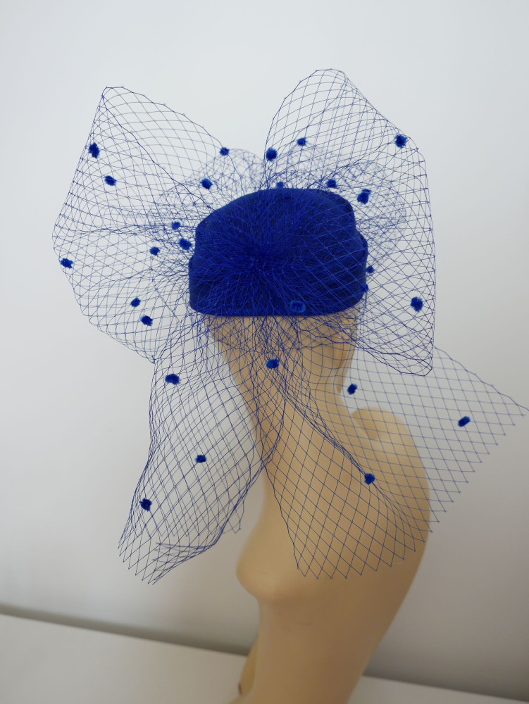 Letni toczek z woalką w kolorze royal blue | Zuwika Design