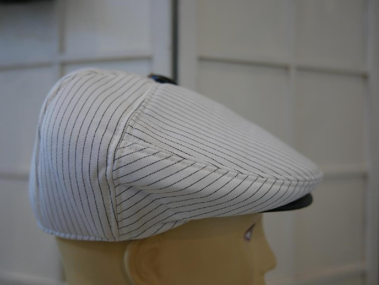 Biało czarny kaszkiet, cyklistówka tkanina 57-58 cm