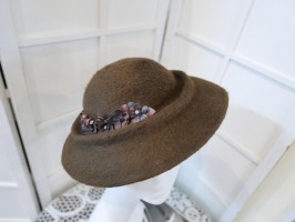 Adelajda brązowy kapelusz dysk pilśń welurowa