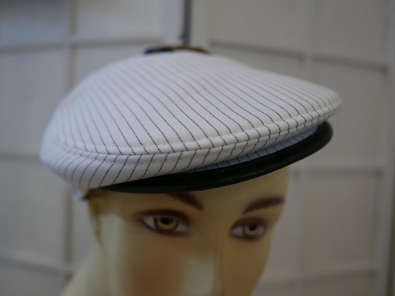 Biało czarny kaszkiet, cyklistówka tkanina 57-58 cm