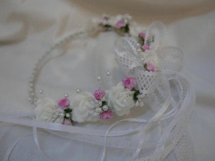 Biało różowy wianek komunijny na czoło z kokardą